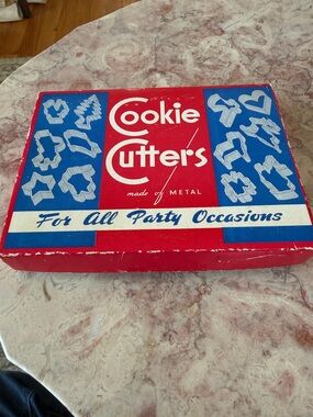 EUC~Set Of 12 1940’s Vintage Metal Cookie Cutters With Original Box